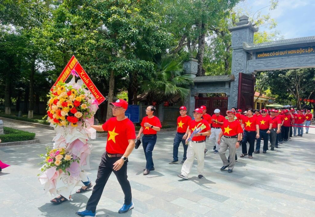Đoàn dâng hoa tưởng niệm tại Di tích lịch sử -văn hóa đền thờ cố Tổng Bí thư Lê Duẩn