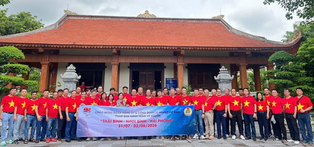 Đoàn dâng hoa, dâng hương tại Khu lưu niệm đồng chí Nguyễn Đức Cảnh tại xã Thái Thụy, tỉnh Hưng Yên