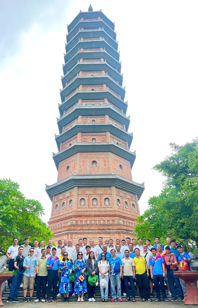 Đoàn tham quan và chụp hình lưu niệm tại chùa Bái Đính tỉnh Ninh Bình