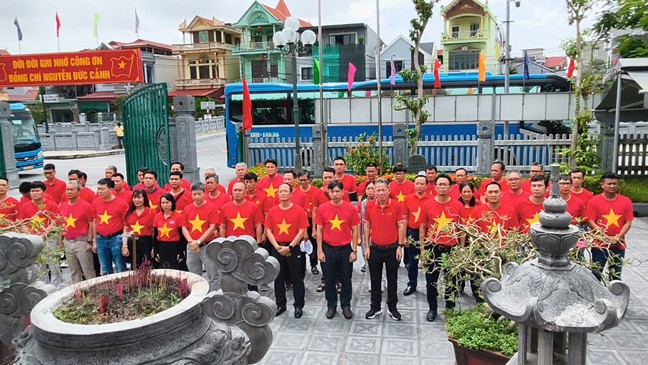Đoàn dâng hoa, dâng hương tại Khu lưu niệm đồng chí Nguyễn Đức Cảnh tại xã Thái Thụy, tỉnh Hưng Yên