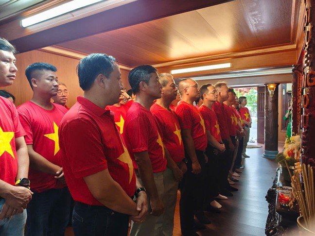 Đoàn dâng hoa, dâng hương tại Khu lưu niệm đồng chí Nguyễn Đức Cảnh tại xã Thái Thụy, tỉnh Hưng Yên