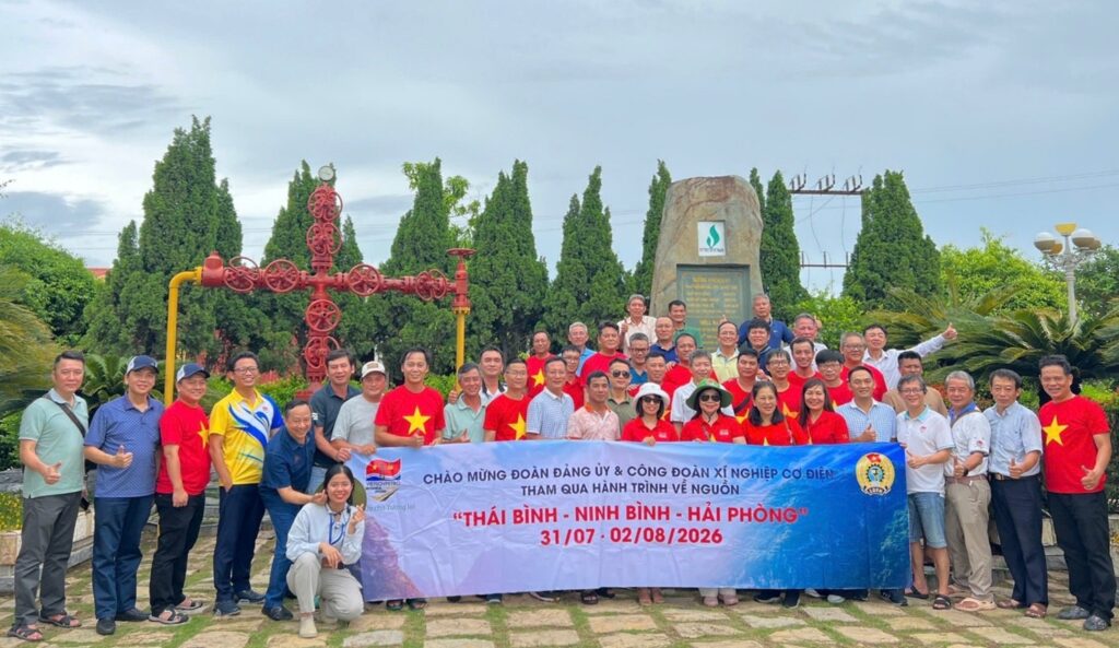 Đoàn tham quan và chụp hình lưu niệm tại Giếng khoan thăm dò đầu tiên tại Tiền Hải - ​nơi ghi dấu bước khởi đầu của ngành Dầu khí Việt Nam