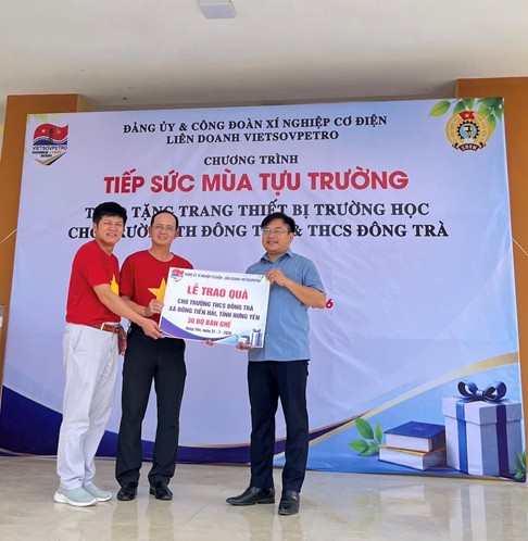 Đ/c Dương Hoàng Hải - Bí thư Đảng ủy, Giám đốc XNCĐ và đ/c Nguyễn Văn Đác – Chủ tịch Công đoàn XNCĐ trao tượng trưng phần quà 30 bộ bàn ghế cho Trường THCS Đông Trà