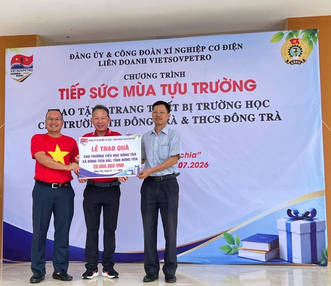 Đ/c Trịnh Hoàng Linh – Nguyên Bí thư Đảng ủy, nguyên Giám đốc XNCĐ và đ/c Đặng Ngọc Tân – Phó Giám đốc XNCĐ trao tượng trưng phần quà 02 bộ máy ​vi tính cho trường Tiểu học Đông Trà
