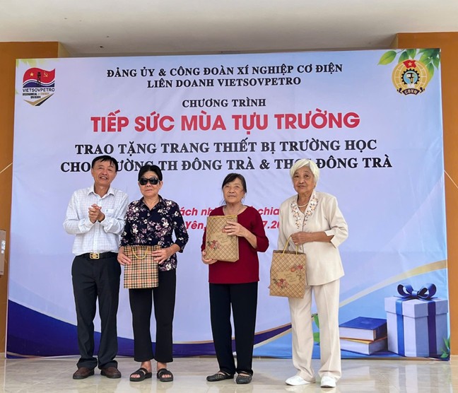 Đ/c Trịnh Hoàng Linh – Nguyên Bí thư Đảng ủy, nguyên Giám đốc XNCĐ và đ/c Đặng Ngọc Tân – Phó Giám đốc XNCĐ trao tượng trưng phần quà 02 bộ máy ​vi tính cho trường Tiểu học Đông Trà