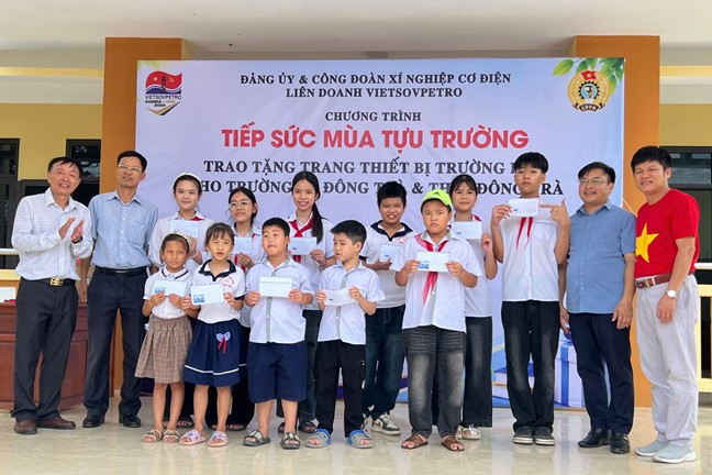 Đ/c Trịnh Quốc Phòng - Phó Giám đốc XNC​Đ tặng các phần quà cho các cô giáo và học sinh có hoàn cảnh khó khăn, hiếu học trường TH và THCS Đông Trà