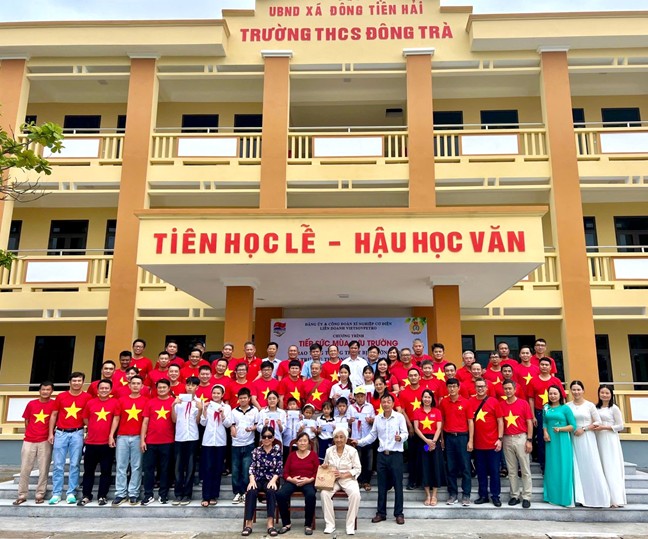 Đoàn XNCĐ chụp hình lưu niệm cùng tập thể giáo viên, học sinh và cán bộ lãnh đạo xã Đông Tiền Hải